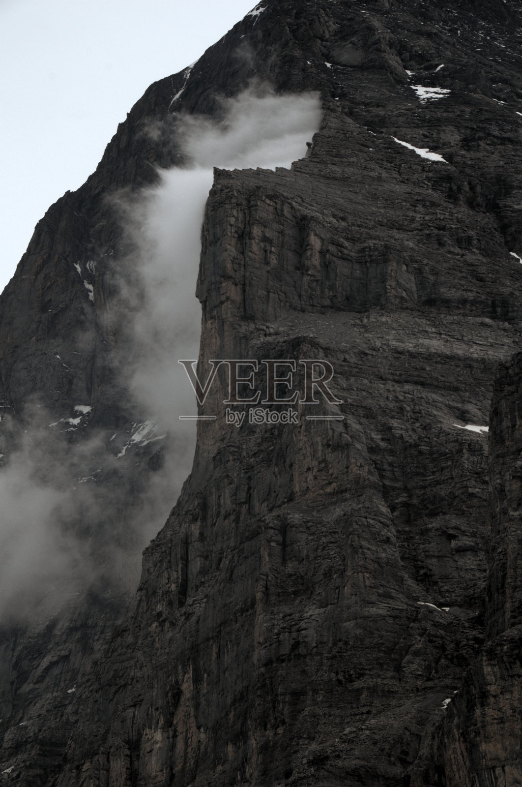 瑞士阿尔卑斯山艾格尔峰峭壁上的旗帜云照片摄影图片