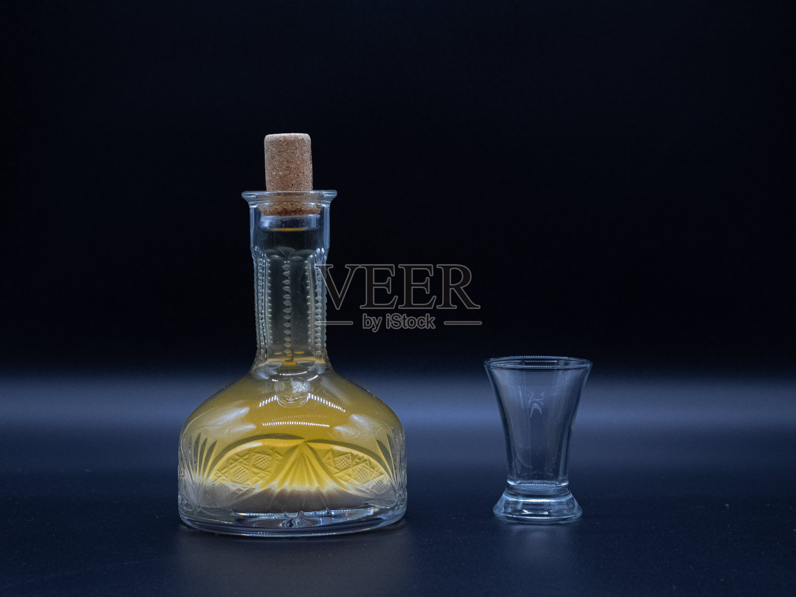 酒精饮料hrenovuha在透明的古董瓶和空的射击照片摄影图片