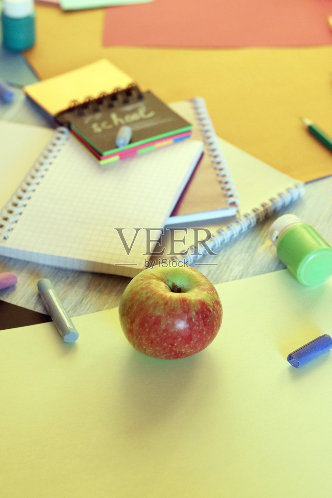 文具，用彩色纸把苹果放在明亮的背景上照片摄影图片