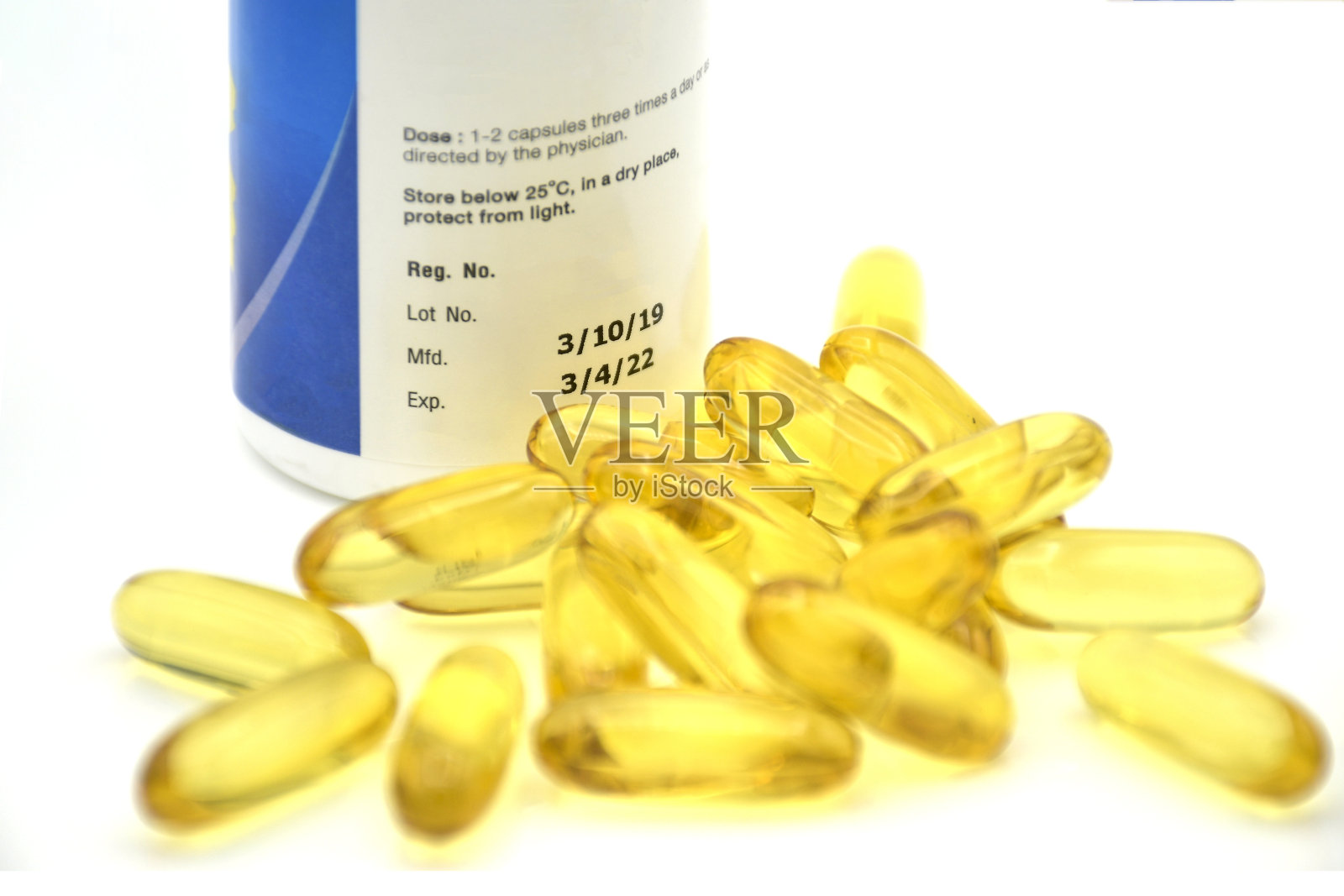 软性明胶胶囊有生产日期和有效期。照片摄影图片