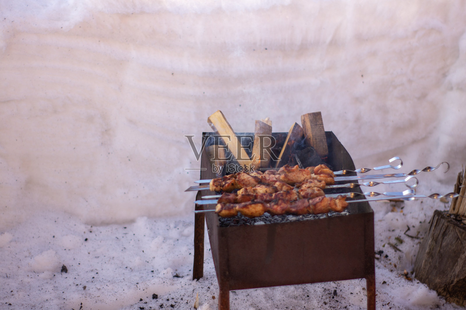 在火上煮肉。烤架上的烤肉串照片摄影图片