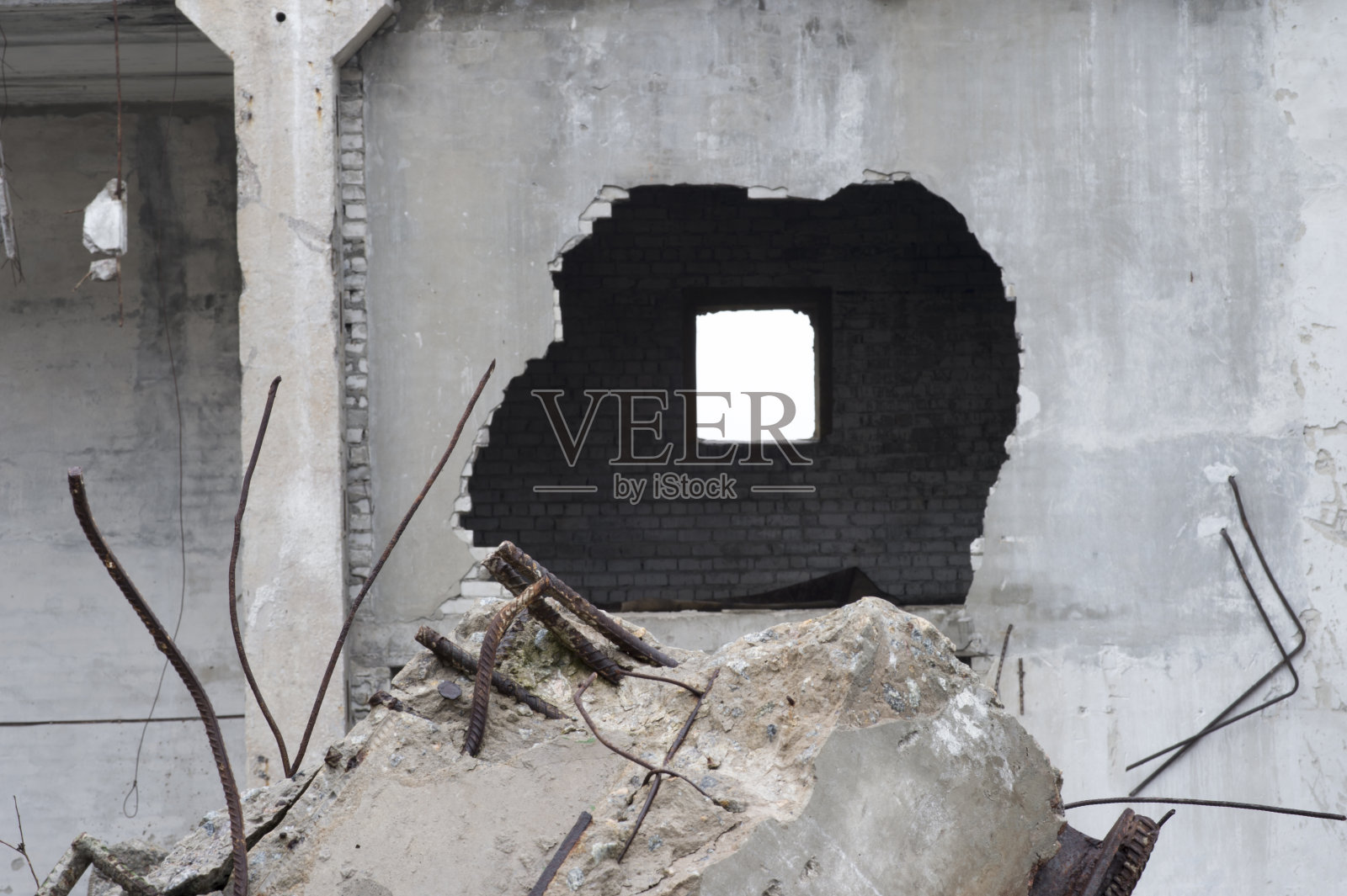这是一座大型混凝土建筑倒塌后留下的残迹，墙上有个洞。照片摄影图片
