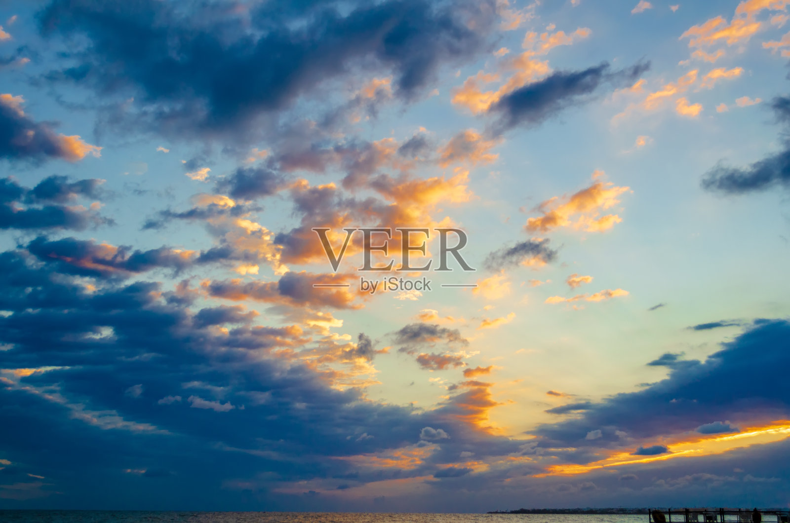 黎明时分美丽的天空和海面上的云朵照片摄影图片