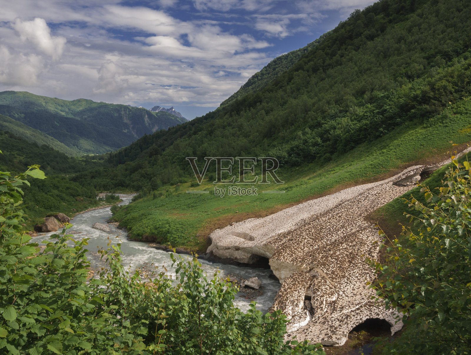 雨后湍急的山河在老冰川附近流动照片摄影图片