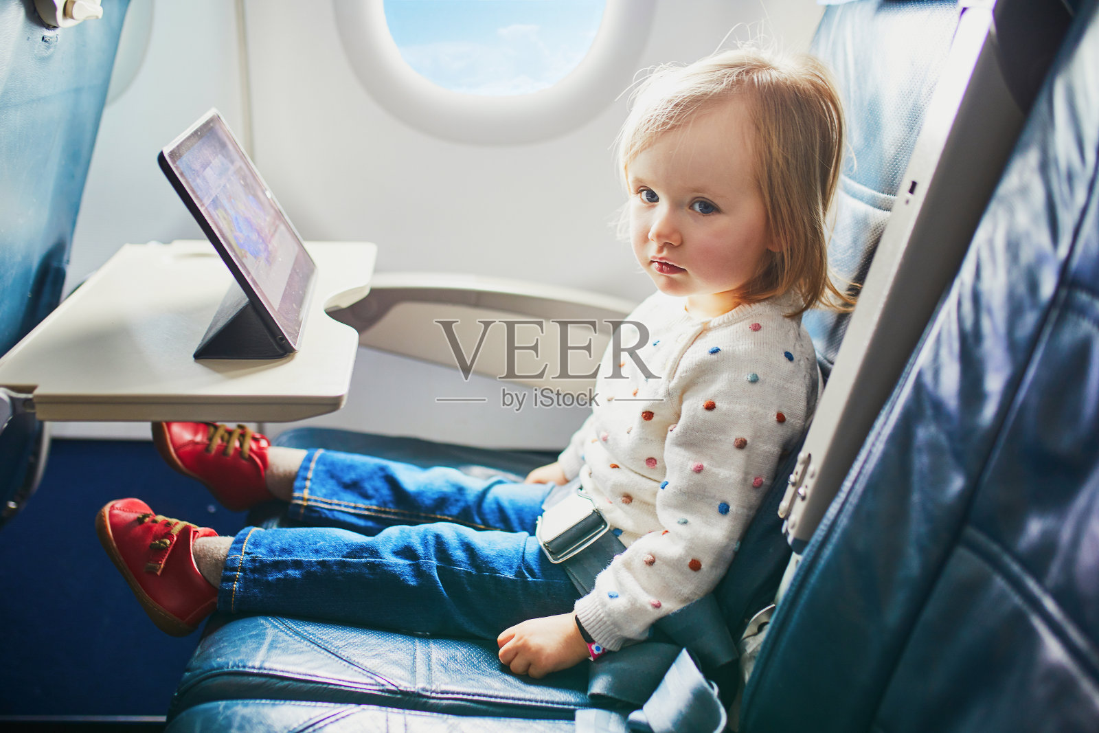 可爱的小女孩坐飞机旅行照片摄影图片