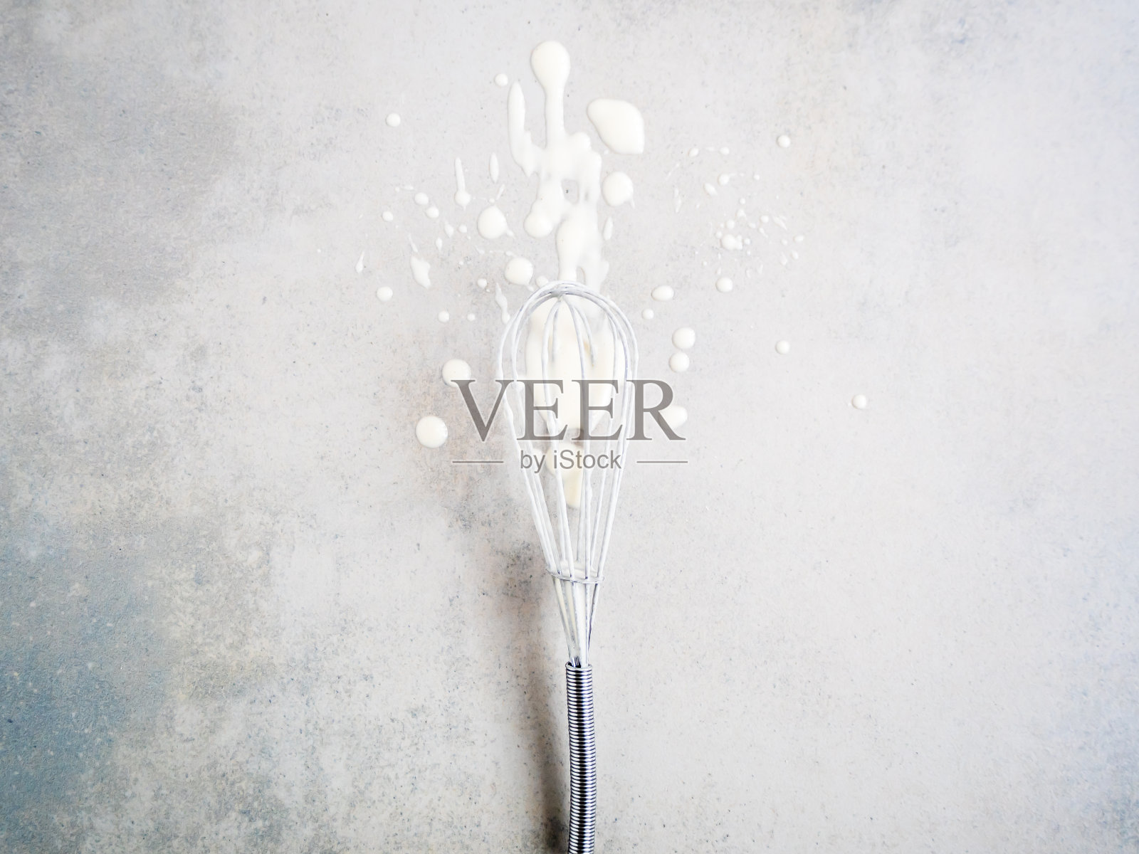 在灰色的桌子上搅拌生面团照片摄影图片