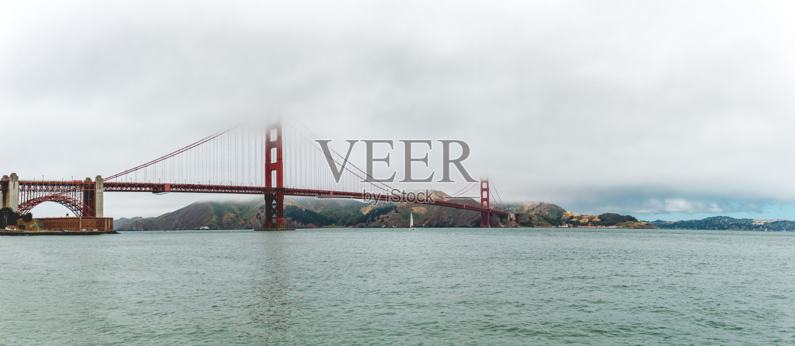 标志性金门大桥与低垂云雾全景照片摄影图片