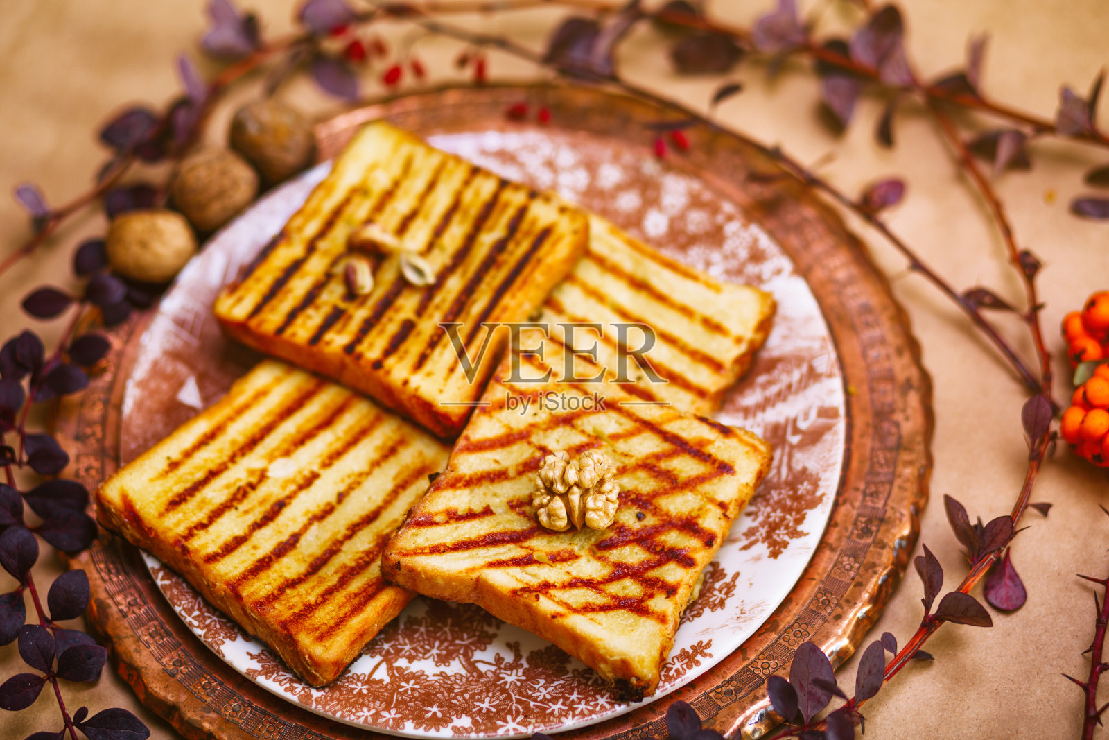 花盘上的烤面包。照片摄影图片