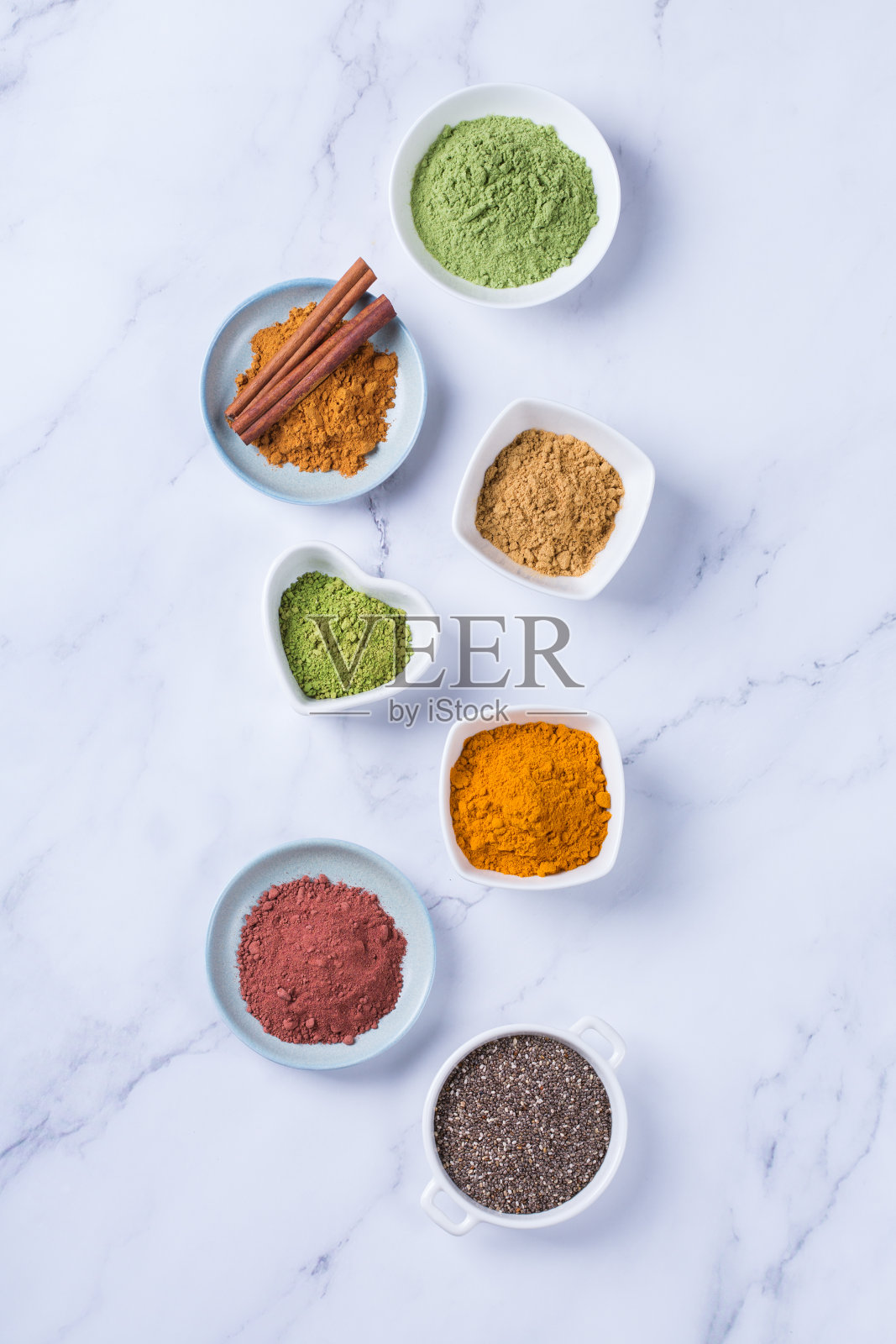 各种超级食物粉，巴西莓，姜黄，生姜，抹茶，肉桂，小麦照片摄影图片