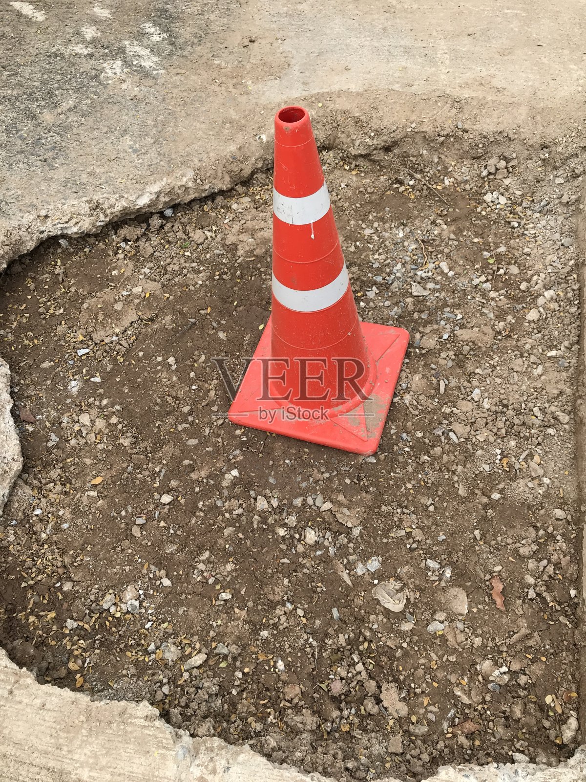 人行道损坏和交通锥照片摄影图片