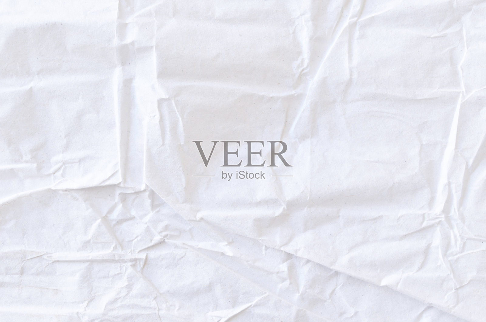 创造性的背景与散落的皱巴巴的白纸覆盖。照片摄影图片