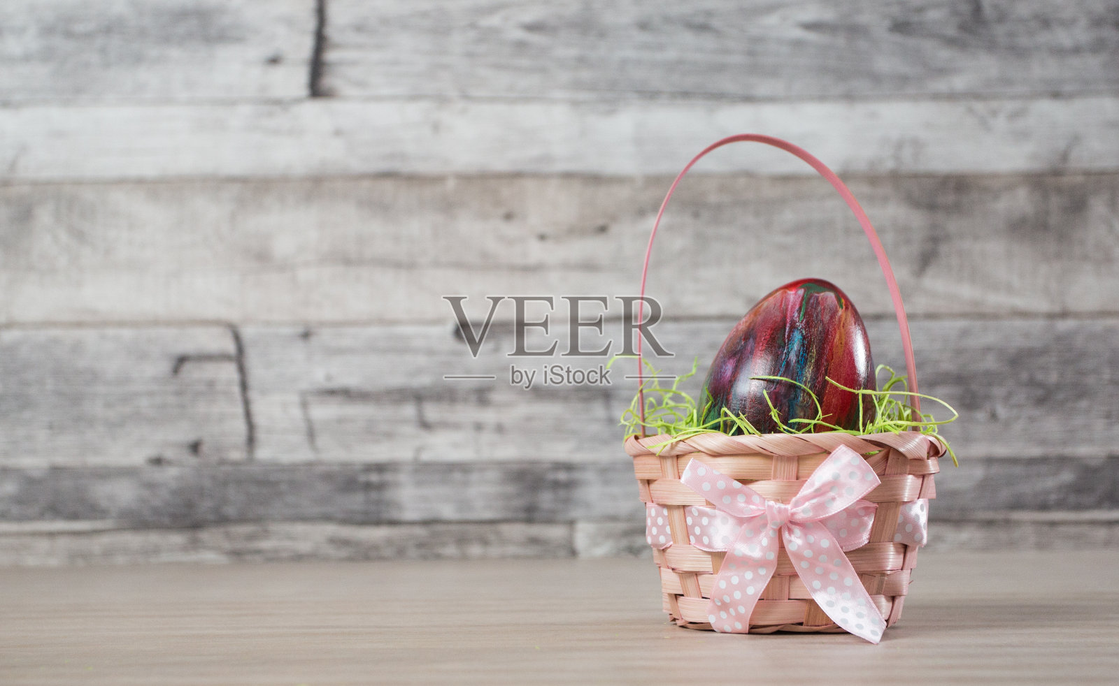 篮子里有复活节彩蛋。复活节装饰。在木制的背景上照片摄影图片