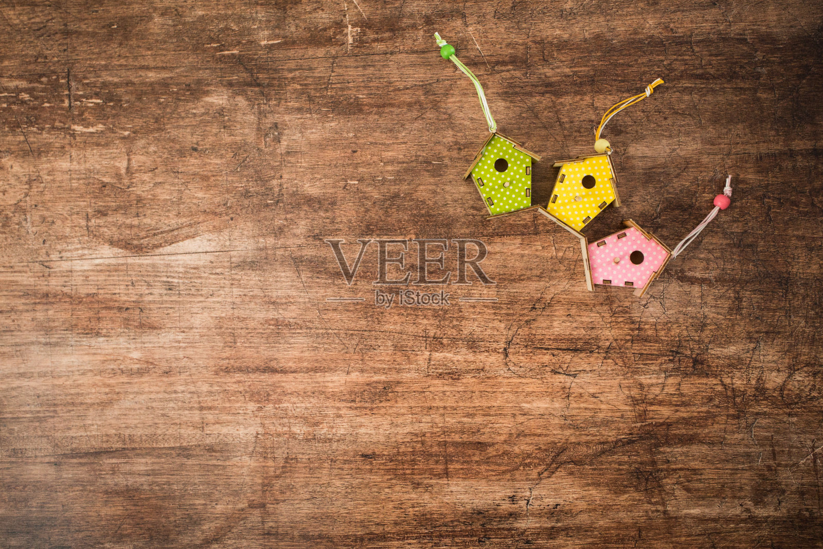 木制背景上的春天装饰。一些树枝，蝴蝶和更多照片摄影图片