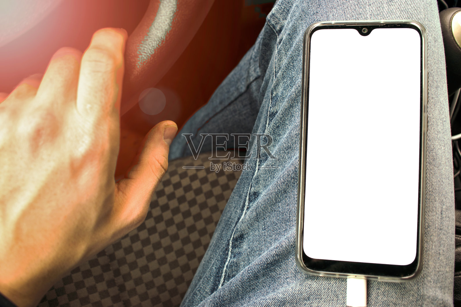 车内手机白屏，手机正在车载充电照片摄影图片