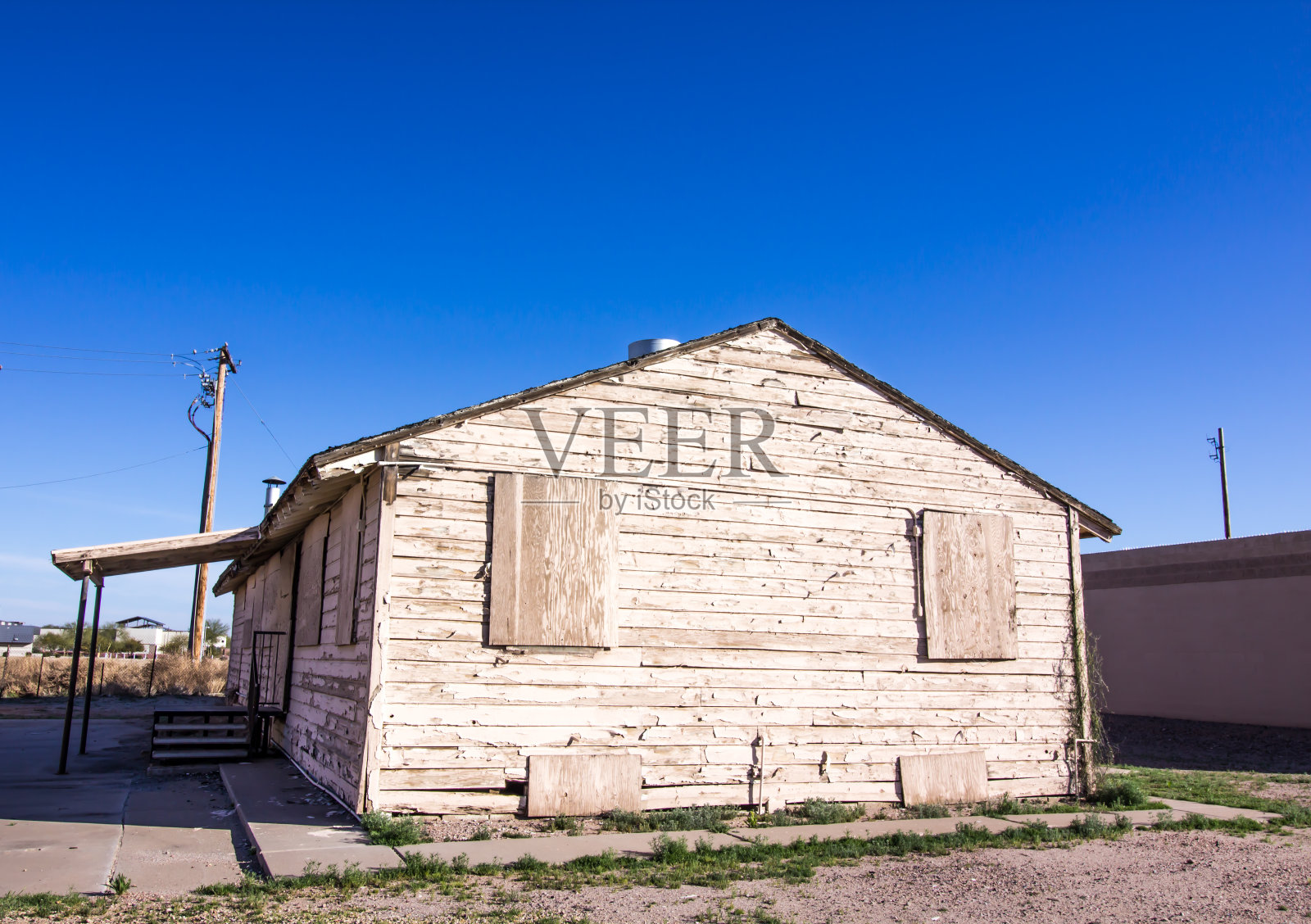 窗户用木板封住的废弃房屋照片摄影图片