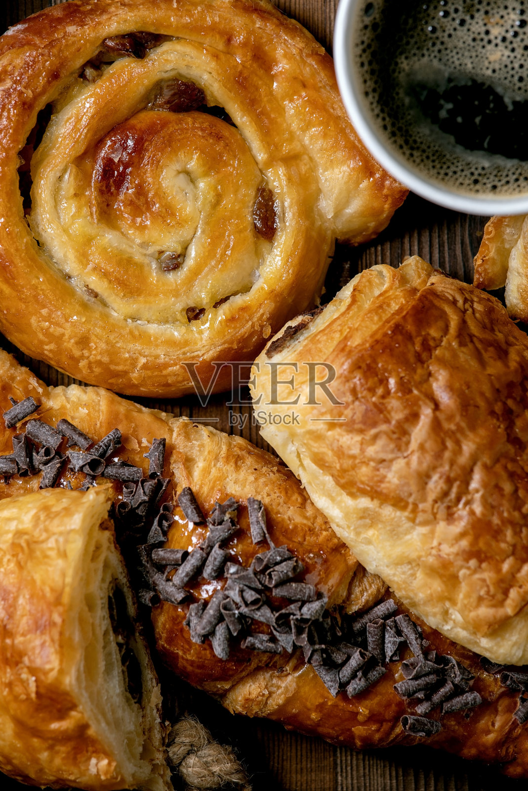 酥皮小面包和牛角面包照片摄影图片