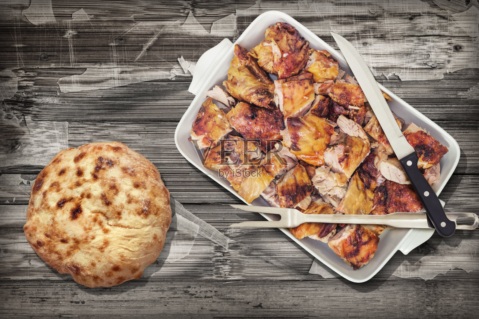 现吐烤猪肉片在陶瓷砂锅烤盘与膨松饼在乡村风化开裂片状松木Vignette背景照片摄影图片