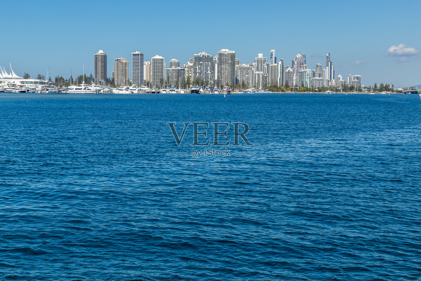 来自澳大利亚黄金海岸冲浪者天堂海洋的城市景观照片摄影图片