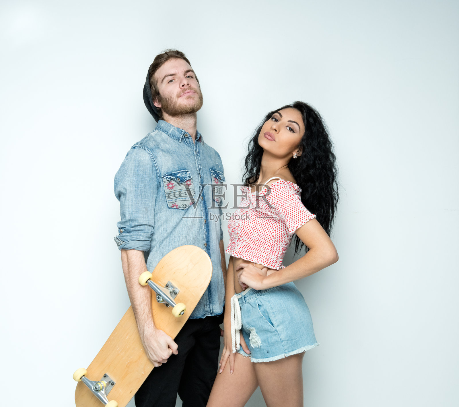 穿着牛仔裤的年轻女性时髦的溜冰者照片摄影图片