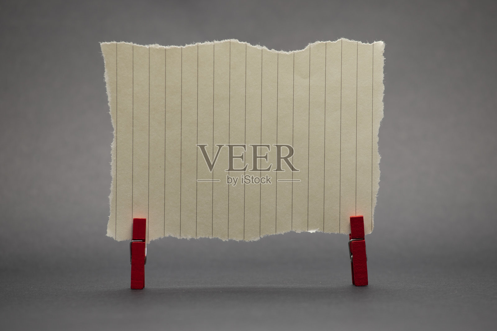 晒衣夹上黑色背景的贴纸照片摄影图片