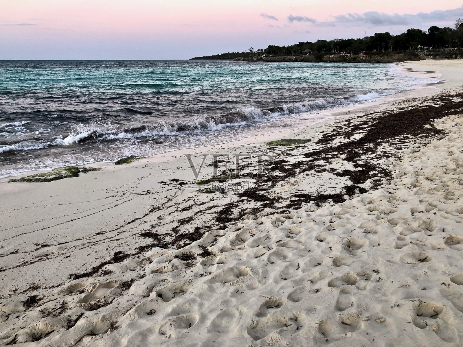 日落时分的埃斯梅拉达海滩照片摄影图片