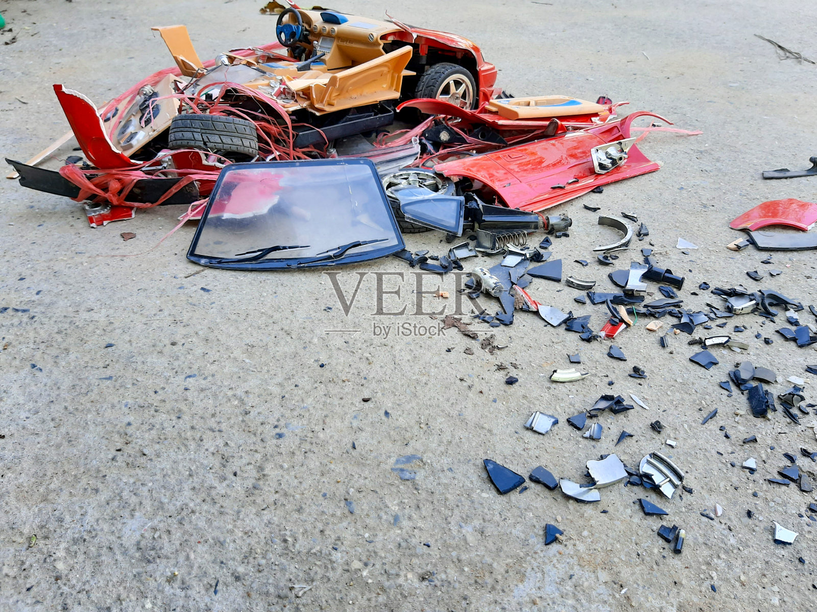 汽车玩具在路上发生事故被撞坏了照片摄影图片