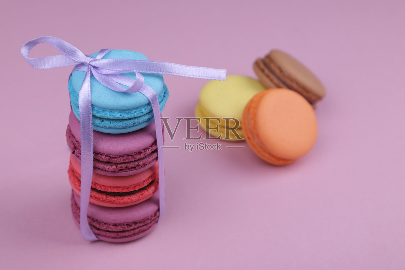 粉色背景上的法式杏仁饼干照片摄影图片