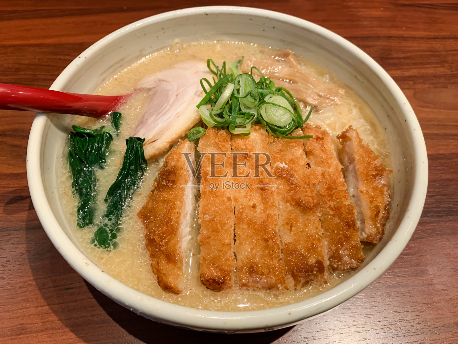 以猪排为配料的日本豚骨拉面。照片摄影图片