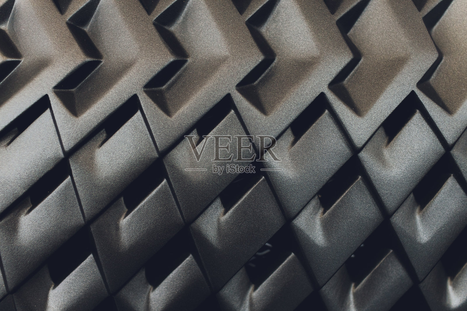 汽车网格与太阳耀斑。散热器格栅。金属特写纹理背景。大功率发动机宏铬格栅。照片摄影图片