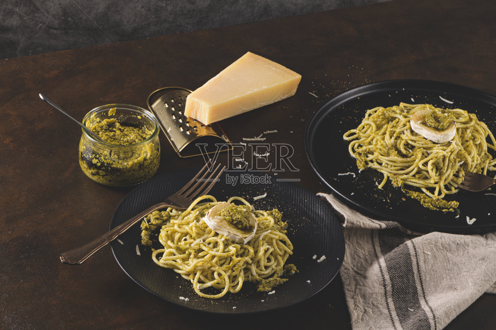 新鲜意大利面加罗勒香蒜沙司和奶酪照片摄影图片