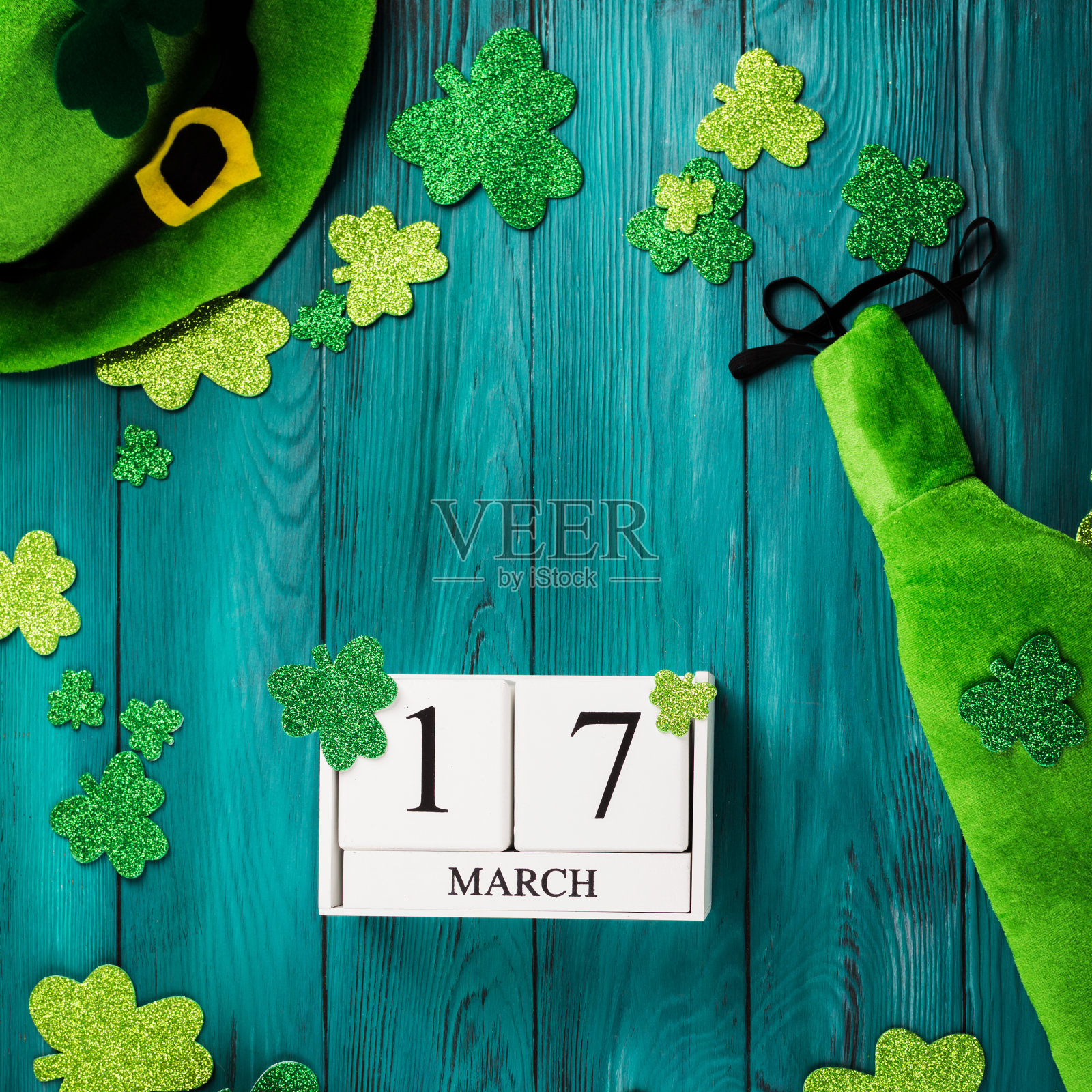 圣帕特里克节深绿色背景与日历照片摄影图片