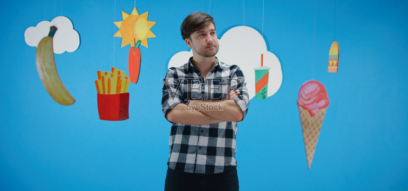 男人选择不健康的快餐照片摄影图片