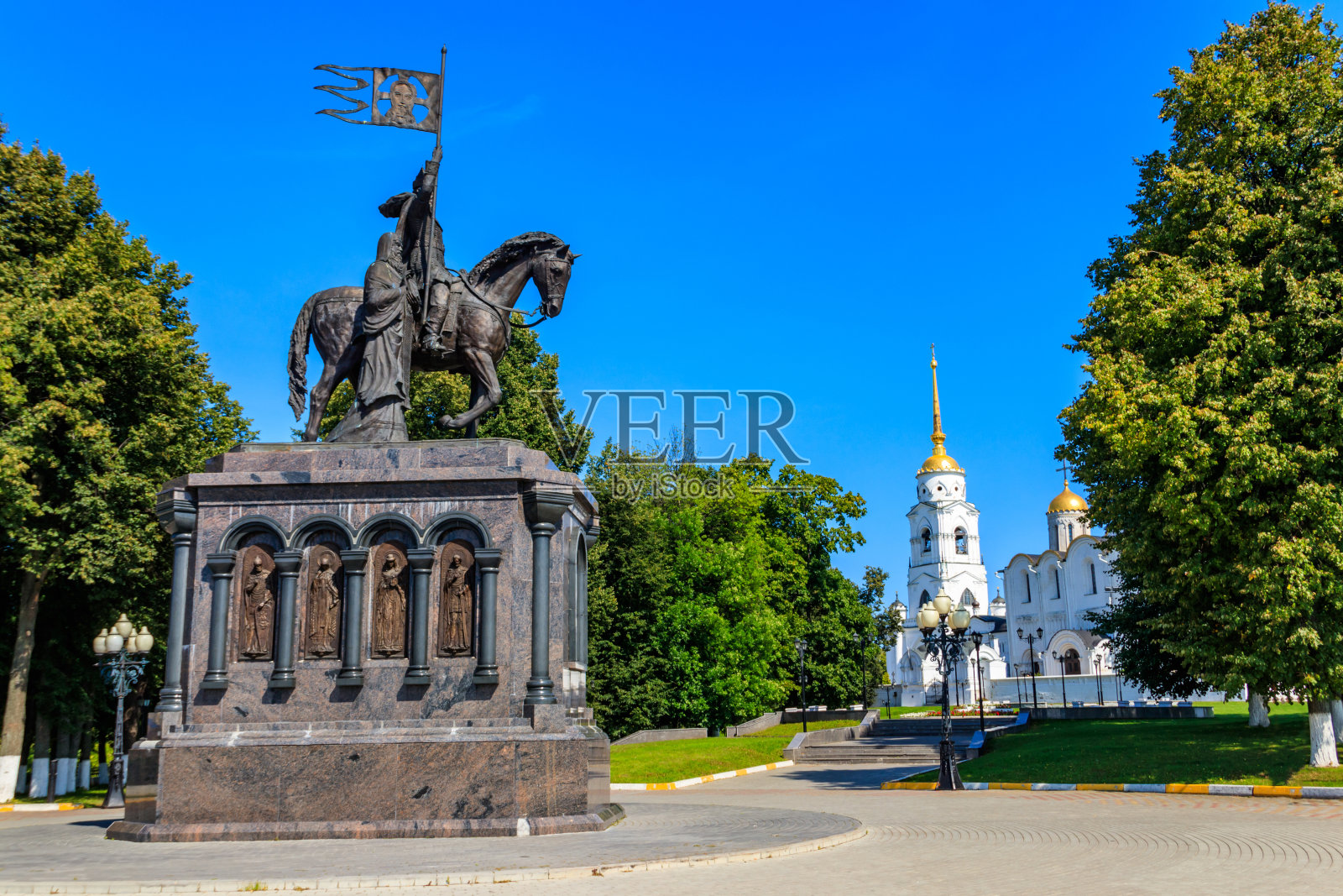 弗拉基米尔大公纪念碑远眺圣母升天大教堂照片摄影图片