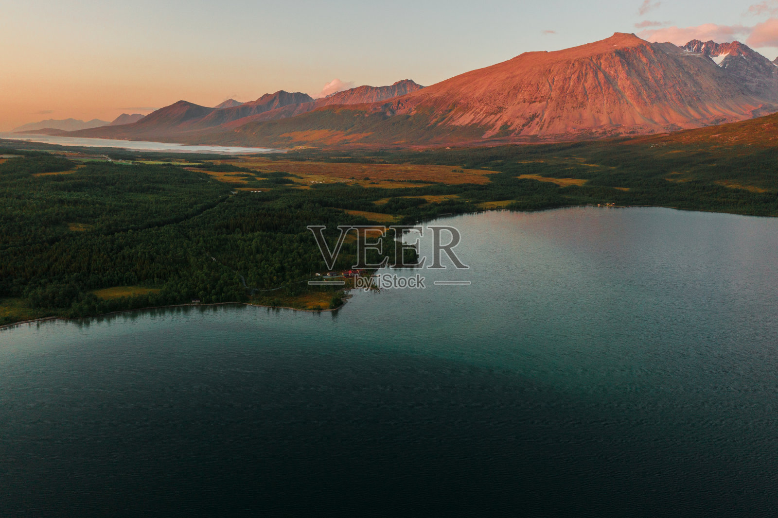 湖海相连的鸟瞰图照片摄影图片