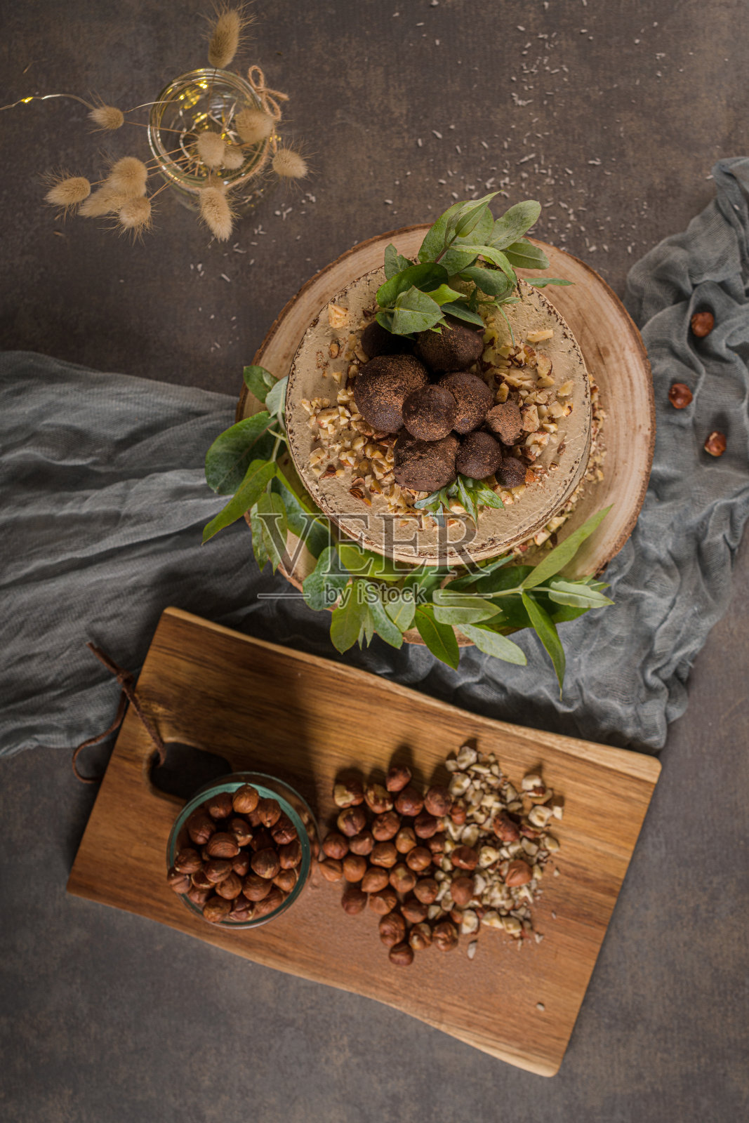 美味的裸咖啡和榛子蛋糕照片摄影图片