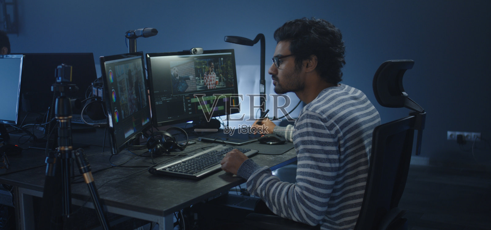 电影剪辑师工作场景照片摄影图片