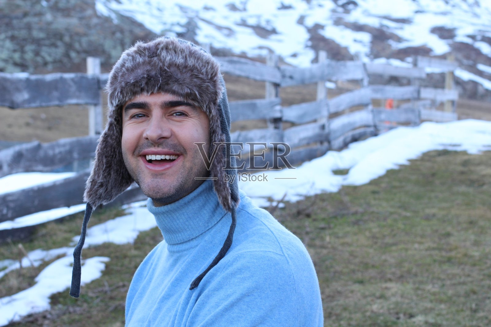 在山里微笑的加拿大男人照片摄影图片