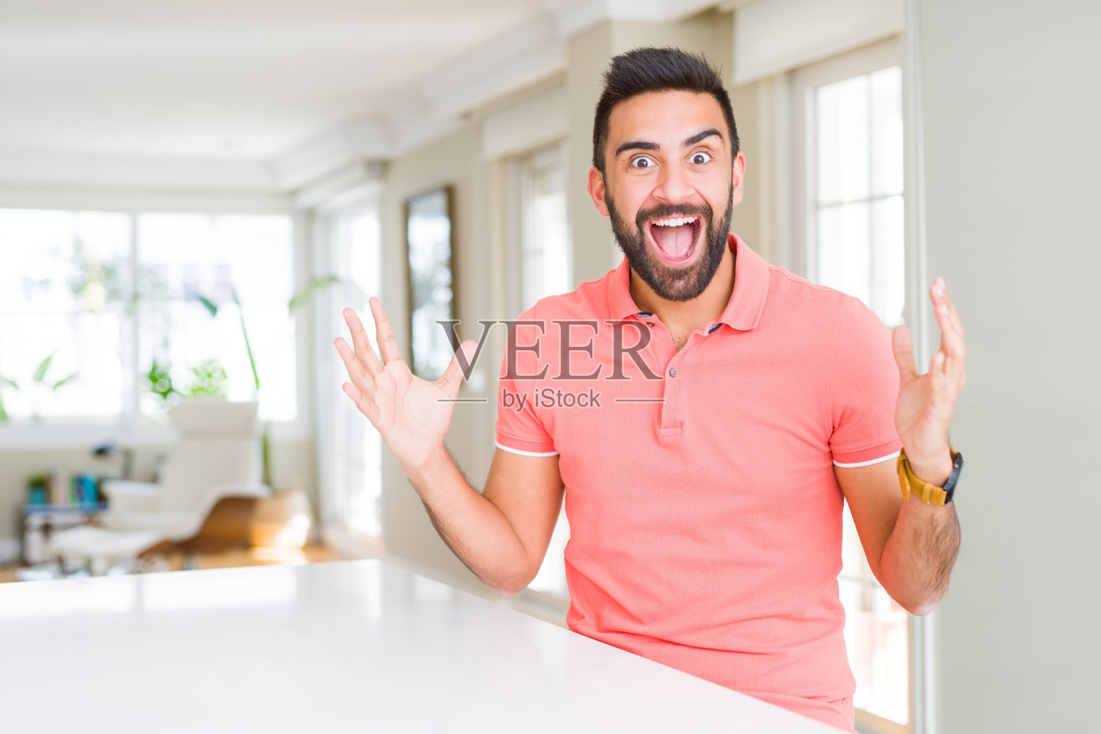居家庆祝成功的兴奋西班牙裔男子照片摄影图片