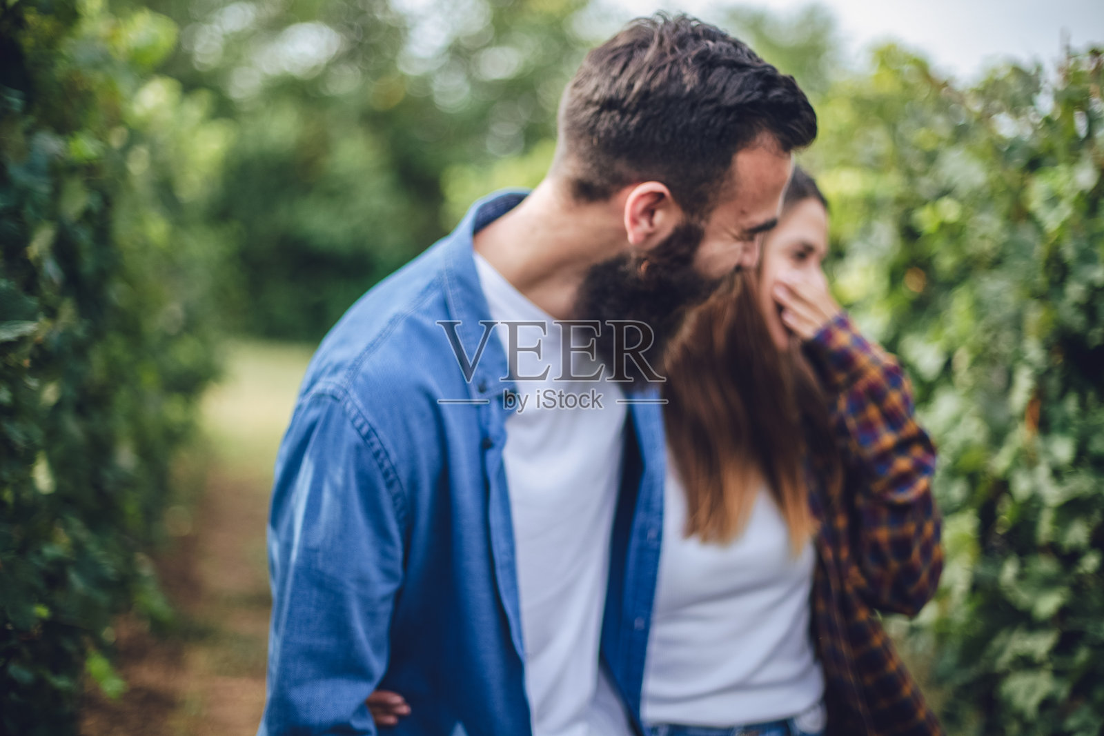 年轻的爱在农村照片摄影图片