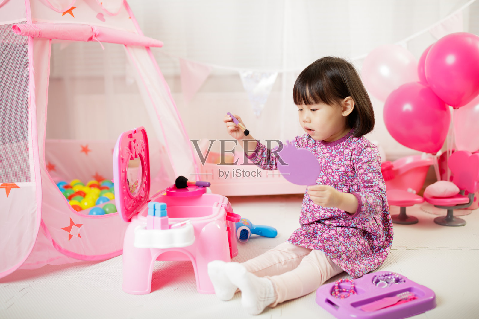 女裁缝为顾客量身照片摄影图片