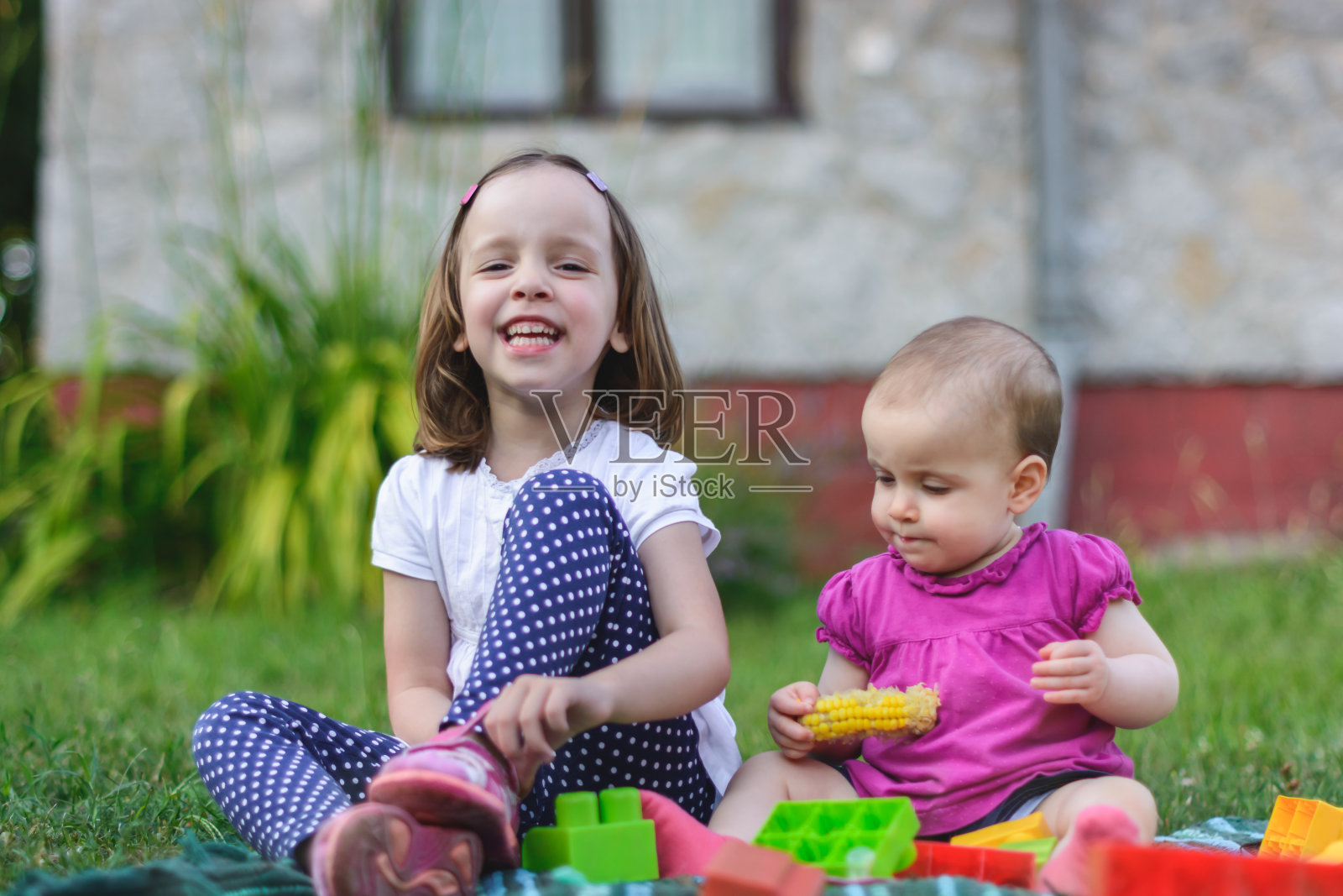 可爱的姐妹们快乐。照片摄影图片