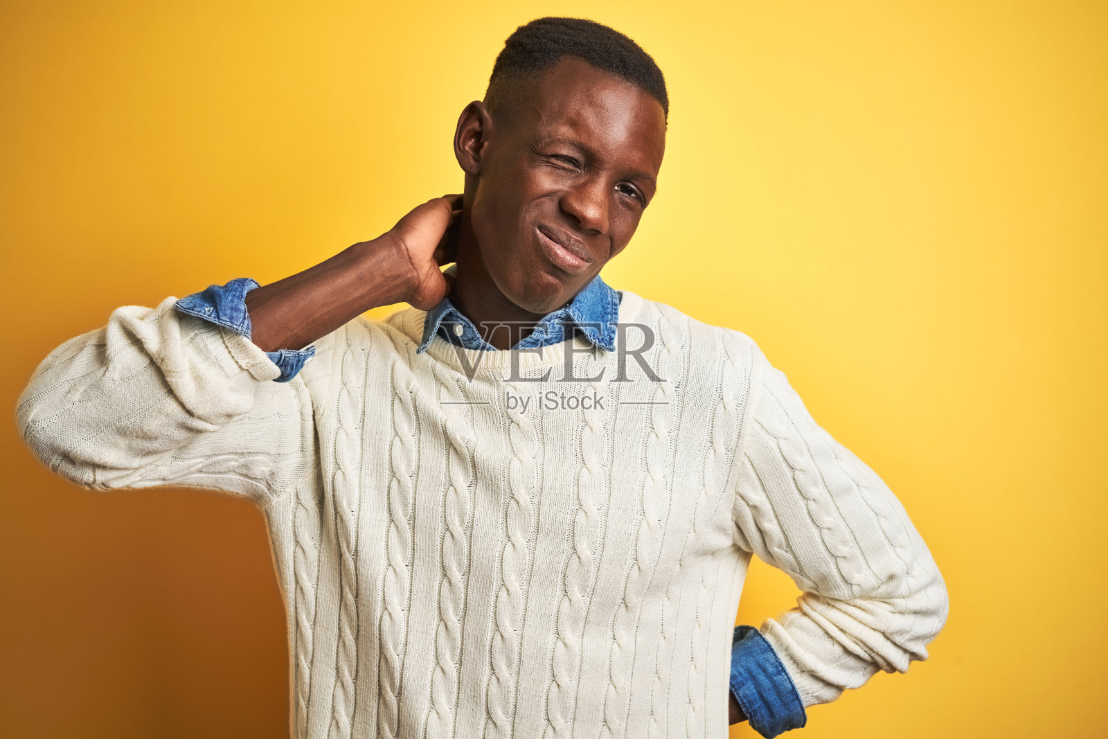 患有颈部疼痛损伤，用手触摸颈部，肌肉疼痛照片摄影图片