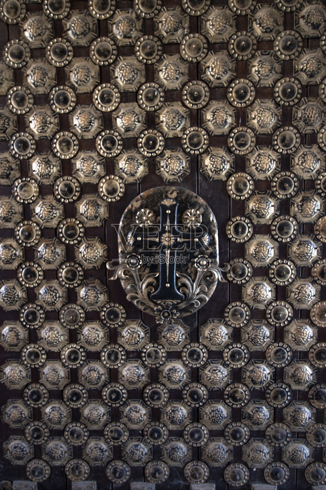 一扇漂亮的中世纪教堂门，上面有铁艺装饰。照片摄影图片