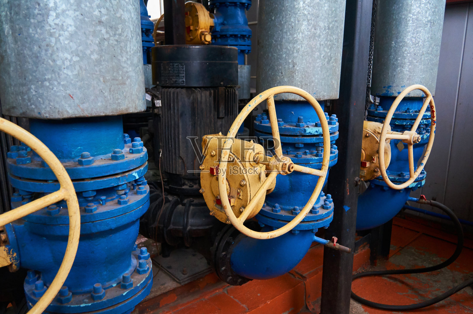 尸体上带有黄色头盔的阀门照片摄影图片