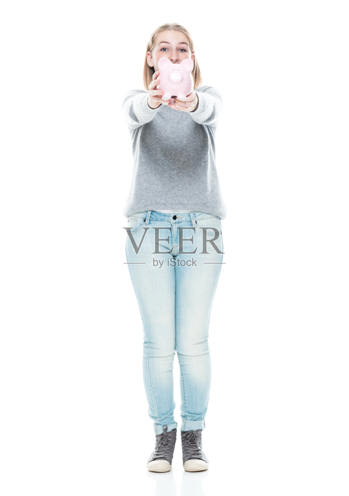 z一代的初中生穿着牛仔裤拿着钞票站在白色背景前照片摄影图片