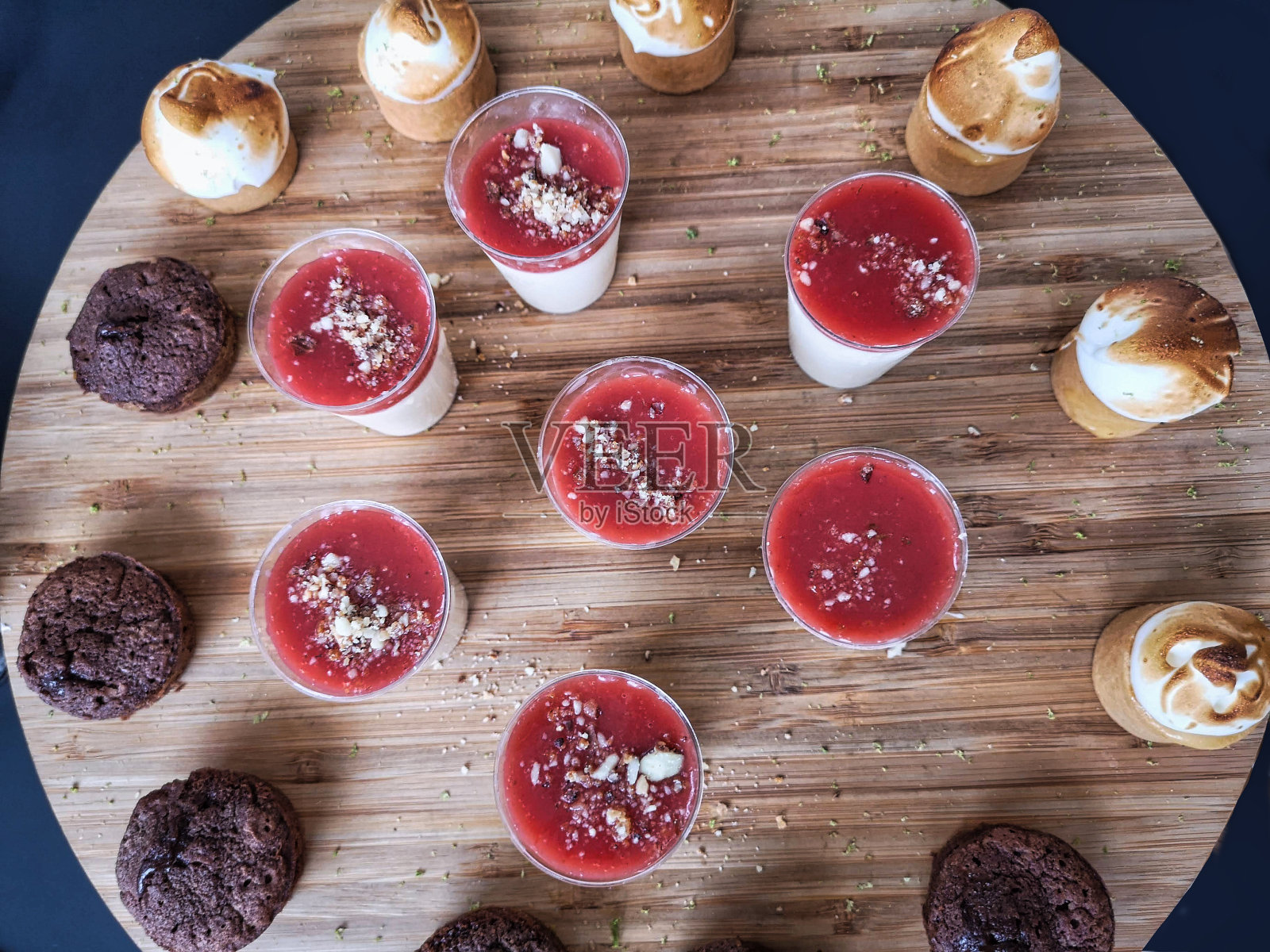 意式奶冻，松饼和Crème brûlée在一张桌子上，鸟瞰图照片摄影图片