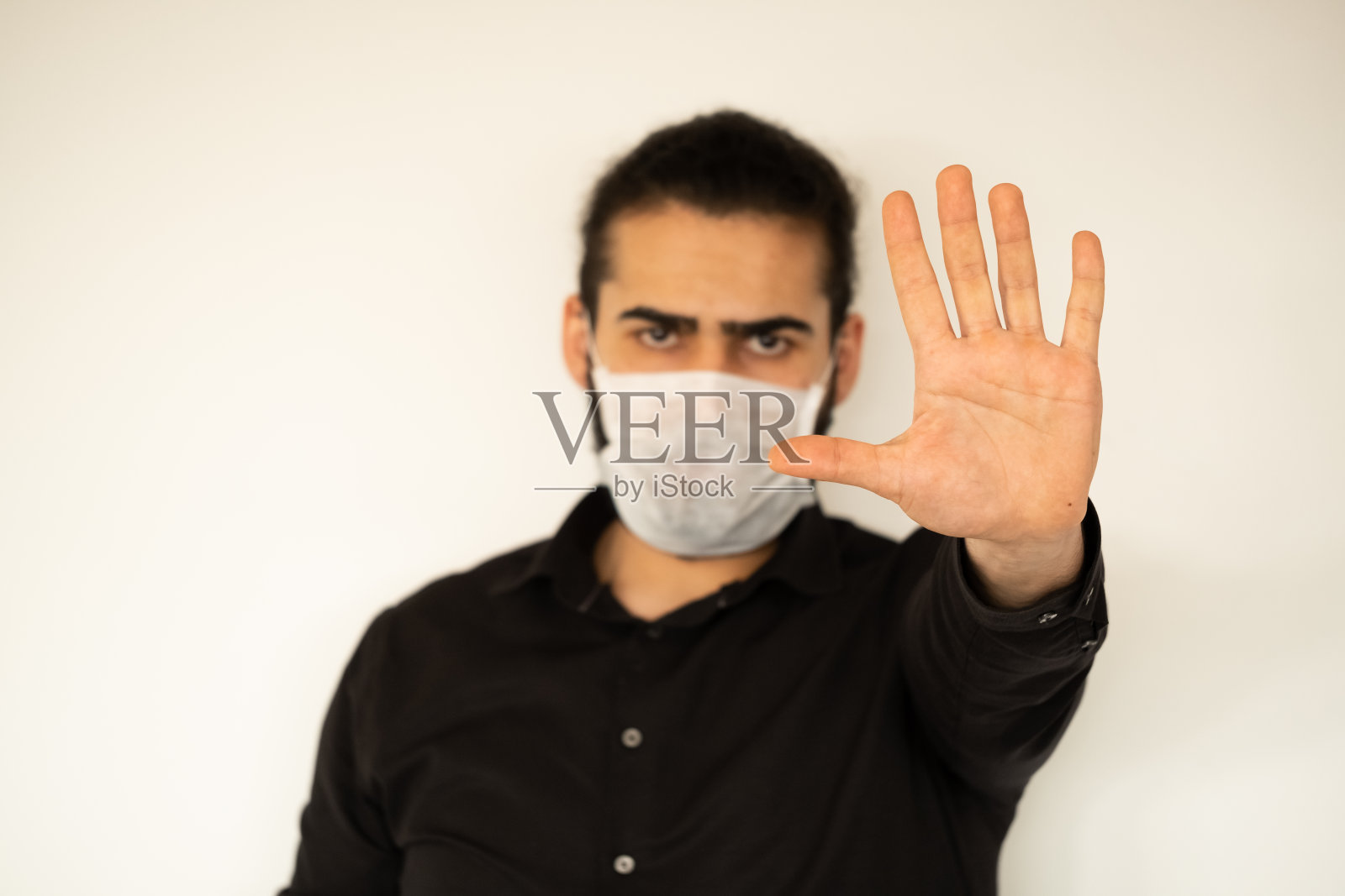 年轻人戴着防护面具照片摄影图片