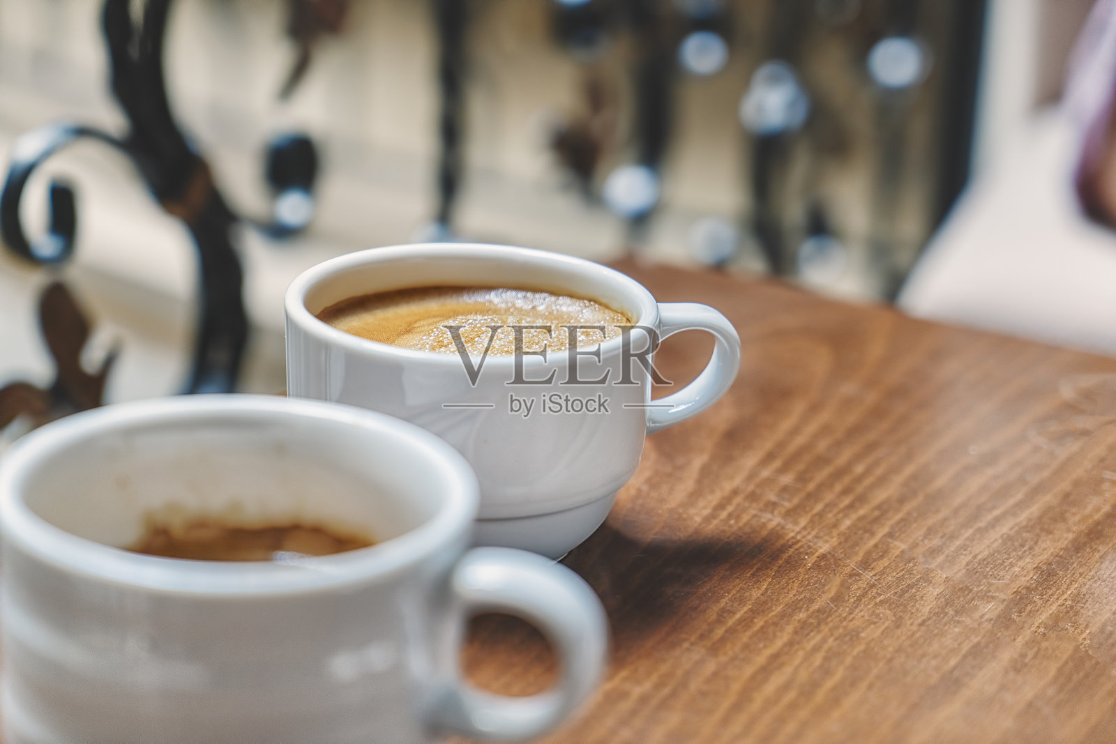 木桌上放着一杯咖啡照片摄影图片