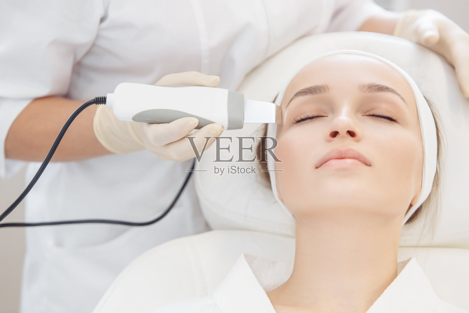 美容师为女顾客做面部微电流照片摄影图片