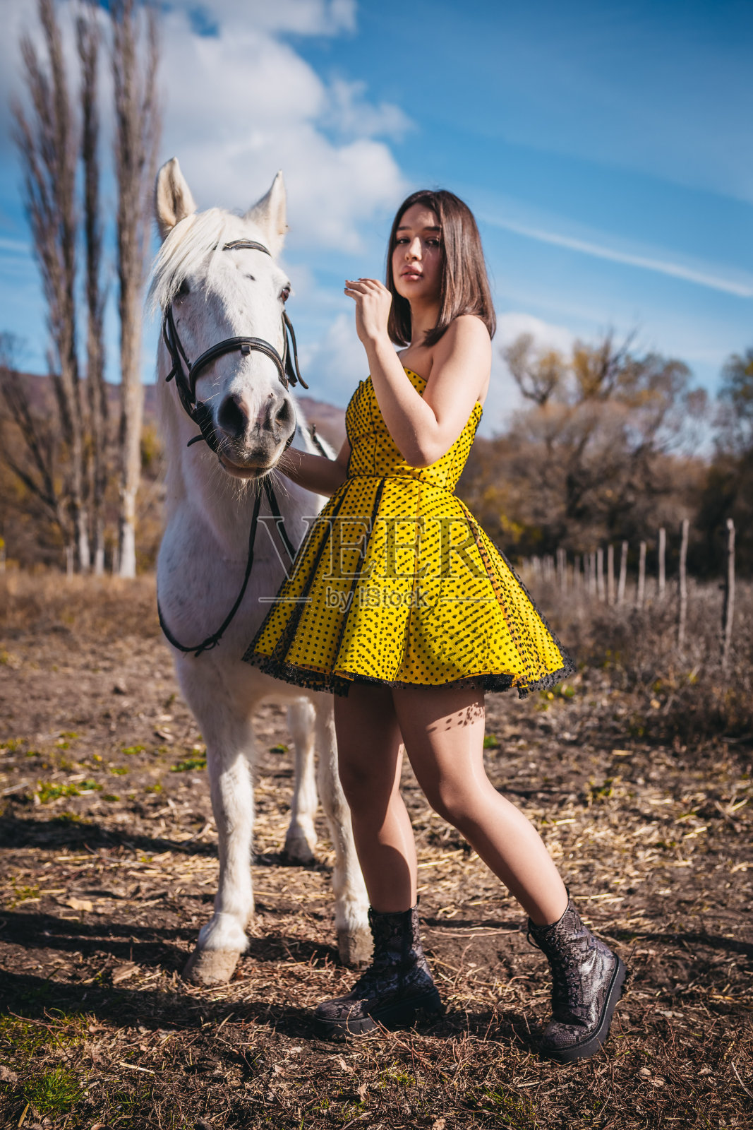 穿着带绒球连衣裙的女孩照片摄影图片